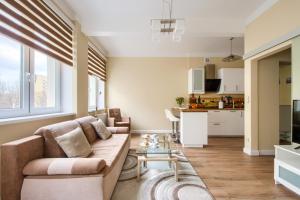 un soggiorno con un divano e un tavolo di Studio Tamka by BookingHost a Varsavia