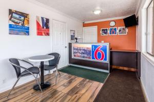 TV a/nebo společenská místnost v ubytování Motel 6 Tremonton, Utah