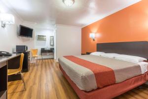 Postel nebo postele na pokoji v ubytování Motel 6 Tremonton, Utah