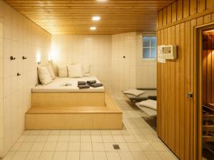 Habitación pequeña con cama en el baño en Haus Wattenblick en Cuxhaven
