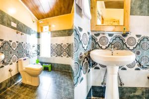 Koupelna v ubytování FabExpress Shami Inn Naggar Road + 20 fotografií