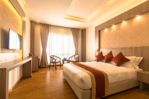 Letto o letti in una camera di Landmark Kathmandu