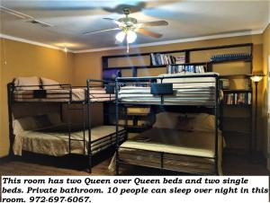 Katil dua tingkat atau katil-katil dua tingkat dalam bilik di Alla's Historical Bed and Breakfast, Spa and Cabana