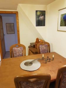 une table en bois avec des chaises et une plaque de cuisson. dans l'établissement Ferienwohnung Spreter, à Zimmern ob Rottweil
