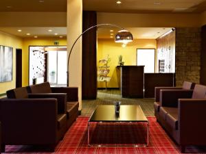 eine Lobby mit Sofas und einem Couchtisch in der Unterkunft Konsumhotel am Park - Nebenhaus Berghotel Oberhof - nur Übernachtung in Oberhof