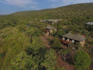 eine Luftansicht eines Hauses auf einem Hügel in der Unterkunft Inzalo Safari Lodge in Welgevonden Game Reserve