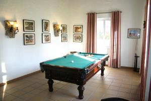 Billiards table sa Monte das Faias Cork Farm Hotel