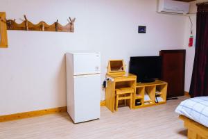 白色小屋酒店的电视和/或娱乐中心