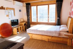 平昌的住宿－白色小屋酒店，一间卧室设有一张床和一个窗口