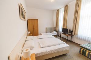 um quarto de hotel com duas camas e uma televisão em Europäischer Hof am Dom em Colônia