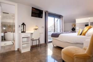 魯維的住宿－HOTEL SANT PERE ll HSPII，一间带一张床和一张书桌的卧室以及一间浴室。