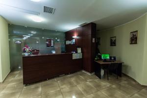 a waiting room with a cash register and a desk at Hotel Ferdinand in Constanţa