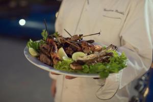 une personne détient une assiette de nourriture dans l'établissement Emerald Palace Hotel, à Naypyidaw