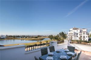 een tafel op een balkon met uitzicht op het water bij Casa Buena Vista in Roldán