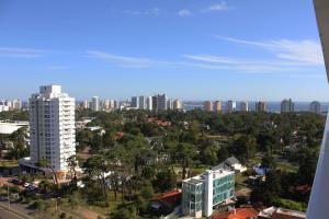 Uma visão geral de Punta del Este ou uma vista da cidade tirada do apartamento