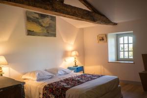 En eller flere senge i et værelse på Chateau De Champdolent