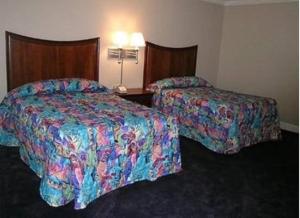 سرير أو أسرّة في غرفة في Magnolia Beach Inn - Fairhope