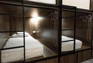 Una cama o camas cuchetas en una habitación  de Kumba Hostel