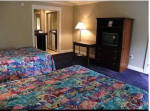 سرير أو أسرّة في غرفة في Magnolia Beach Inn - Fairhope