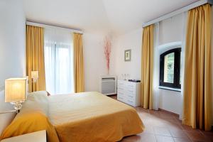 a hotel room with a bed and a window at Limoneto Di Ercole in Maiori