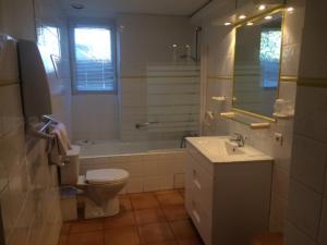 Ванна кімната в Logis Hotel De L'Etang