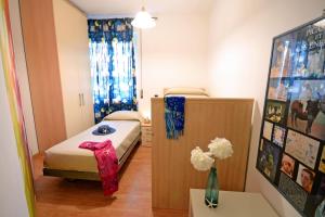 ヴァストにあるAppartamento Il Faro - MyHo Casaのベッド1台、冷蔵庫が備わる小さな客室です。