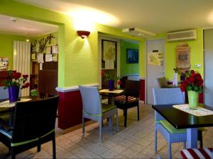 Logis Hotel De L'Etangにあるレストランまたは飲食店