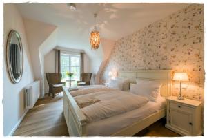a bedroom with a bed with a flowery wall at Bauernkate Lilie in Liepe in Rankwitz