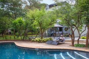 Swimming pool sa o malapit sa 528 Victoria Falls Guest House