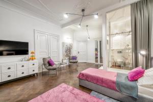 Televízia a/alebo spoločenská miestnosť v ubytovaní Apartamenty "ArtAparts" Stare Miasto - Centrum