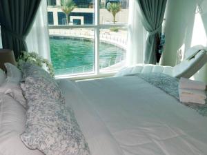 Postel nebo postele na pokoji v ubytování Luton Vacation Homes - Continental, Dubai Marina