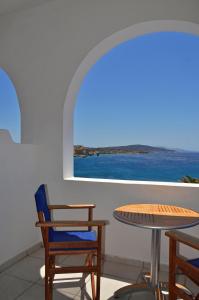 uma mesa e cadeiras com vista para o oceano em Christina's House em Koufonisia