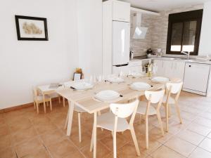 a dining room with a table and chairs in a kitchen at Casa Rural pitas Payas in Hita
