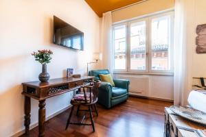 a living room with a desk and a chair at Bibliò Rooms Guesthouse in Bologna
