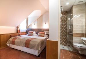 Postel nebo postele na pokoji v ubytování Hotel Spa Hévíz