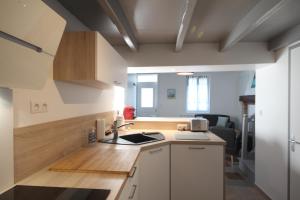 una cocina con fregadero y encimera en Entre Mer et Golf, en Étretat