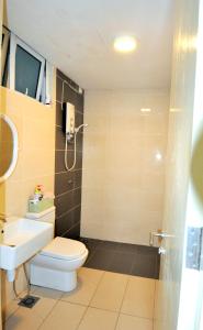 łazienka z toaletą i umywalką w obiekcie AZFA Suite13 at De Centrum Putrajaya-Bangi w mieście Kajang