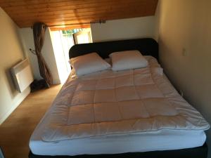 1 cama grande en una habitación pequeña con en Gîte Callac Plumelec P 9, en Plumelec