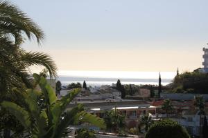 una vista de una ciudad con el océano en el fondo en Miraflores Golf Gardens II Luxe Appartement at Riviera del Sol, en Mijas Costa