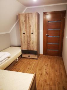 Posteľ alebo postele v izbe v ubytovaní DOMEK W GÓRACH I NAD JEZIOREM CZORSZTYŃSKIM
