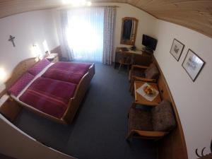 - Vistas a un dormitorio con cama y sillas en Gästehaus Wieser, en Haus im Ennstal