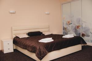מיטה או מיטות בחדר ב-Орхідея