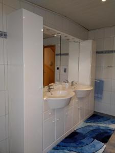 Et badeværelse på Privatzimmer Guhl