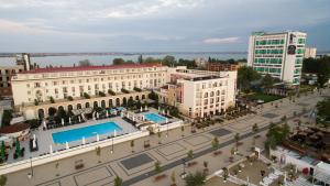 - une vue sur la ville avec un bâtiment et une piscine dans l'établissement Iaki Conference & Spa Hotel, à Mamaia
