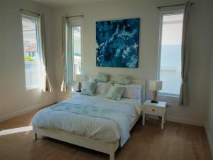 a bedroom with a bed with a blue painting above it at Villa de Veluwe @ Hua Hin in Hua Hin +20 photos
