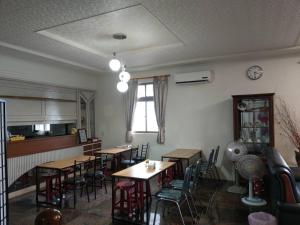 礁渓郷にあるMalin 100 B&B Jiaoxiのダイニングルーム(テーブル、椅子付)、窓