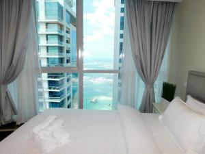 Gallery image of Luton Vacation Homes - The Marina Torch - Sea view - 64AB07 in Dubai