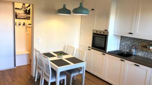 Kuchnia lub aneks kuchenny w obiekcie Lux Garden Apartment