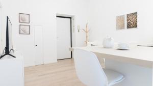 A television and/or entertainment centre at Italianway - Vincenzo Monti 36