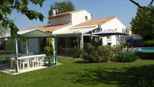 una casa con un patio con piscina en Bienvenue à la Frémigère en Jonzac